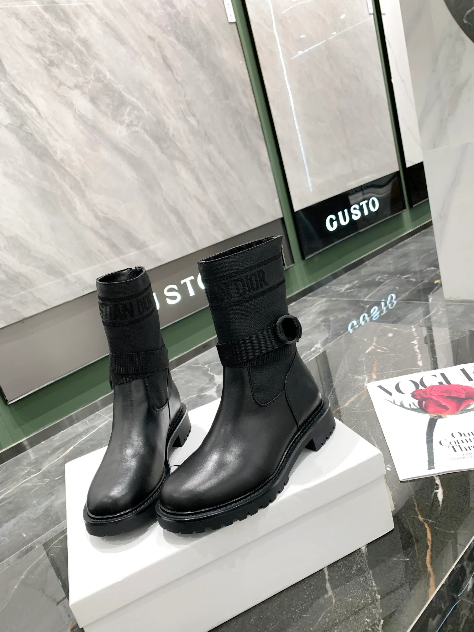 👟👟Ex-factory price 560👟👟 The latest 2024 Dior/Dior autumn and winter catwalk model. The original version is 1:1. In terms of boots, the biggest highlight of this season’s brand fashion show is this boot. The color-blocking design is unique and versatile. Exclusive molding. The heel height is 3cm. They are so beautiful on the feet! Fabric, calfskin, lining, sheepskin lining, outsole, TPU bottom ☑Number of yards: 35-40, (41 can be customized and cannot be returned or exchanged)